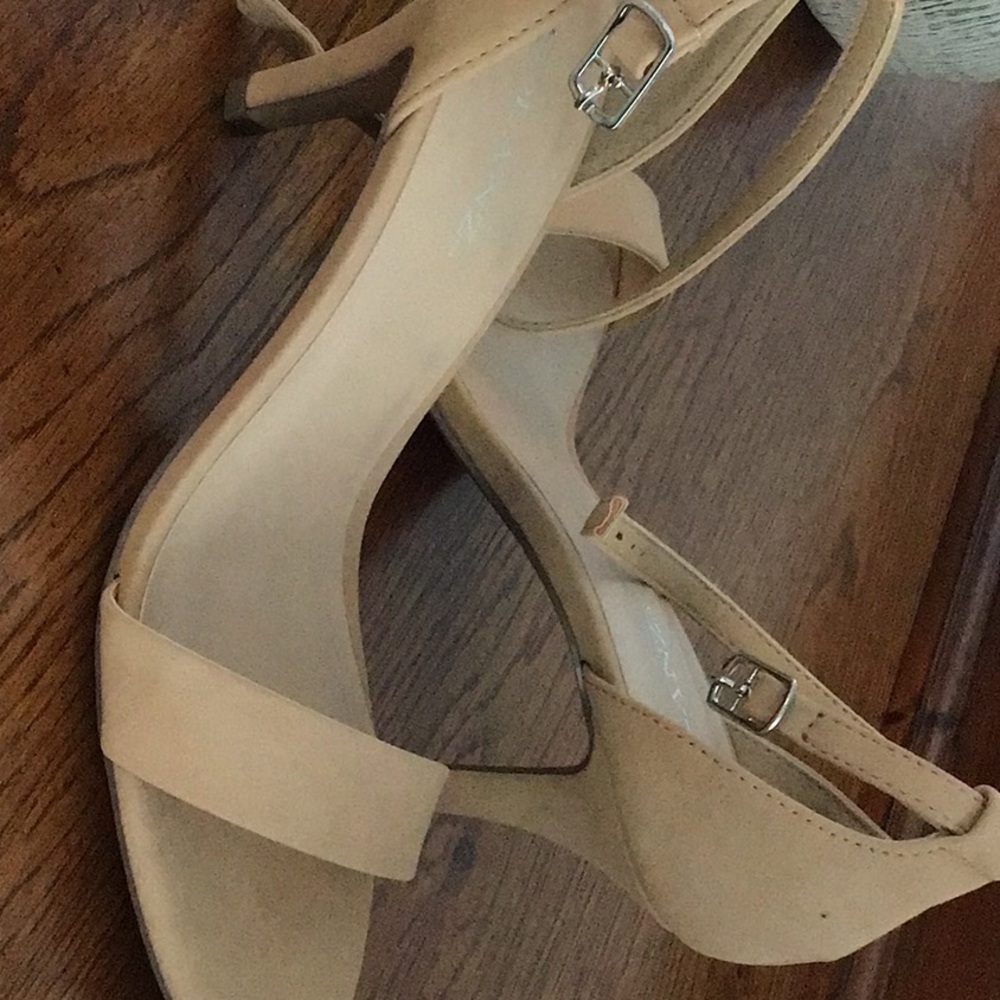 Women’s Heels. Nude Sandals. Size 7.5.